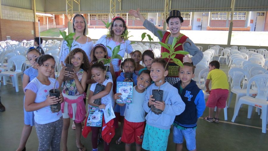 Crianças com os artistas do Educando com Arte